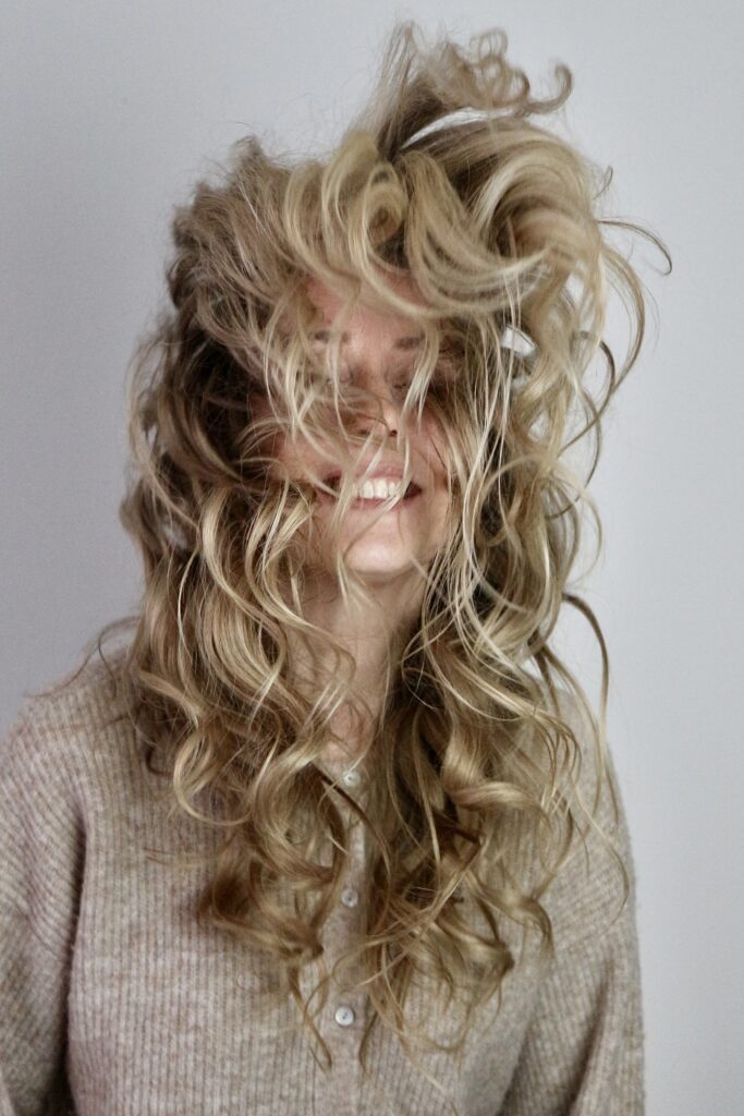Verleidelijk volume met weaves – haarverlenging bij Kapsalon Subliem 2 Weaves en haarverlening bij Kim Feddema van Kapsalon Subliem Dokkum en Damwoude
