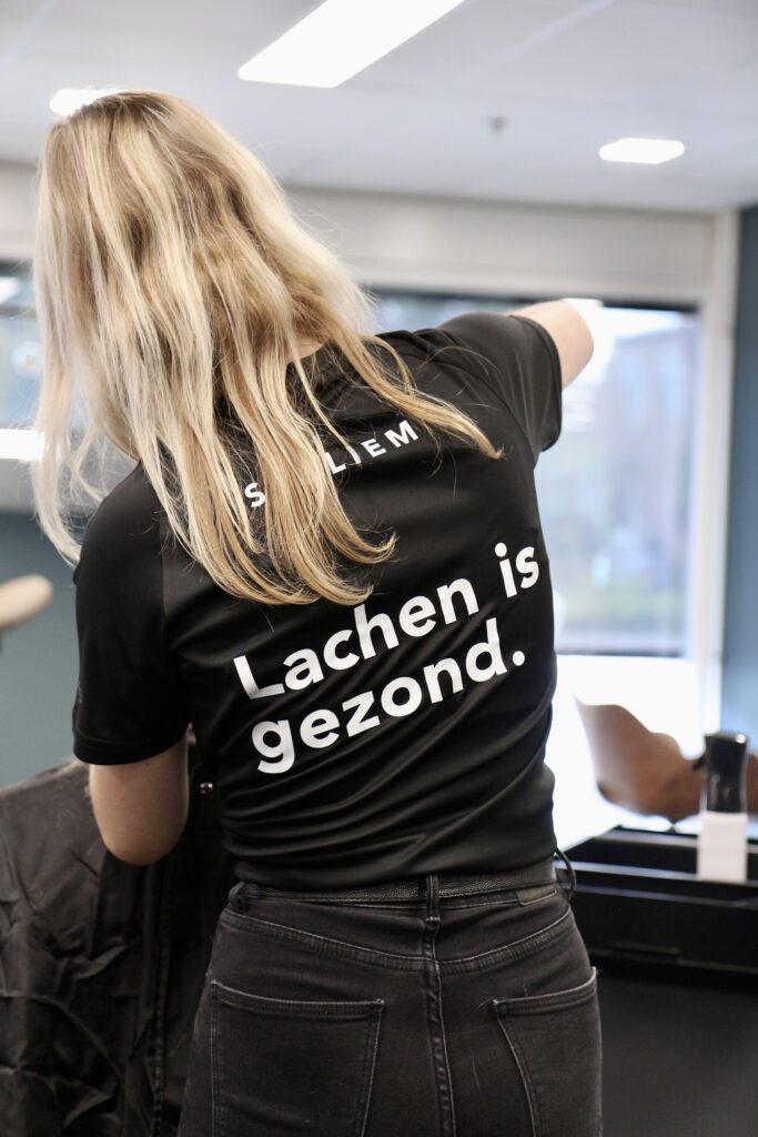 Hoofdhuidproblemen aanpakken? Subliem helpt bij haaruitval, jeuk en roos 1 Kapsalon Subliem Damwoude en Dokkum - Lachen is gezond